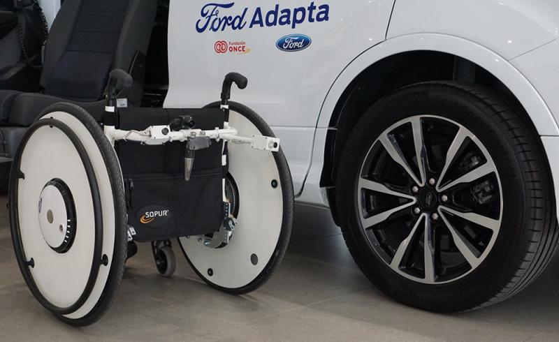 Uno de los coches que participa en Ford Adapta junto a una silla de ruedas