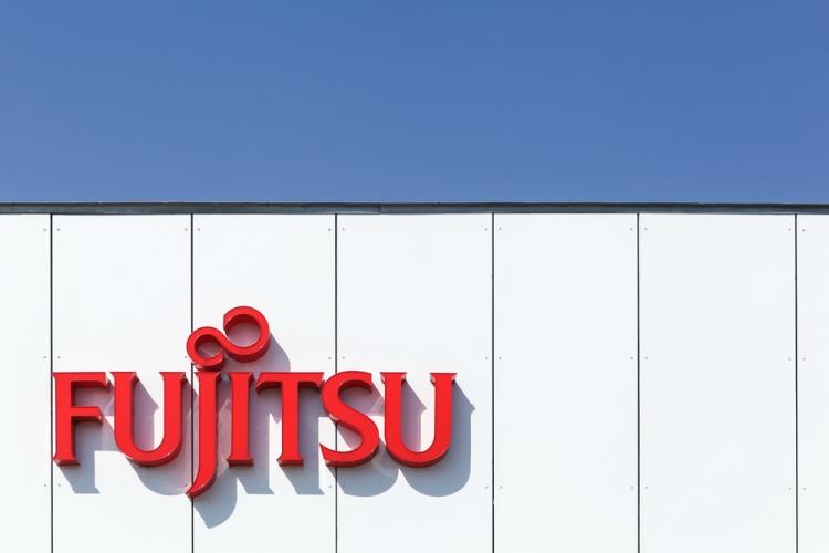 Edificio con un cartel de Fujitsu