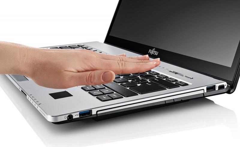 Una persona utiliza su palma de la mano para desbloquear un ordenador