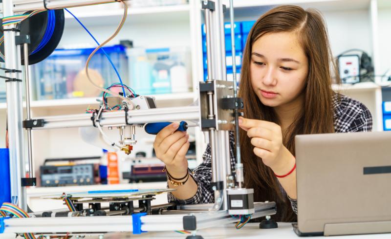 Una joven aprende tecnología y robótica en un lab