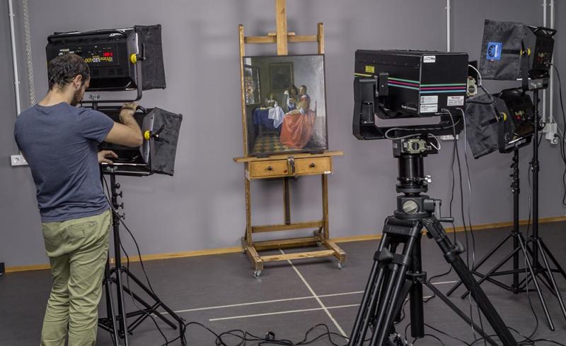 Fotografía del proceso de preparación de las obras de Vermeer para 'La galería de bolsillo'