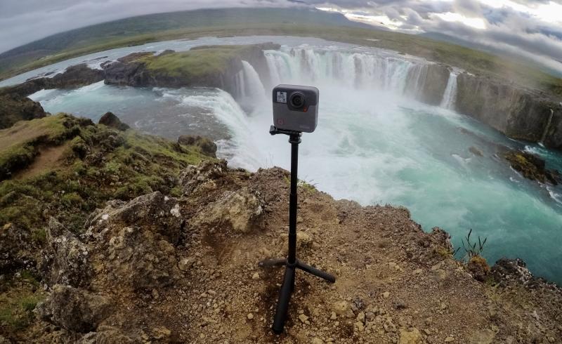 Una GoPro Fusión graba un vídeo sobre un trípodo al lado de una cascada