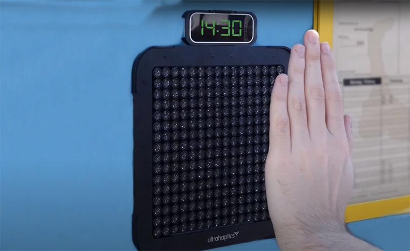 Una persona utiliza un sensor háptico poniendo la palma de la mano encima.