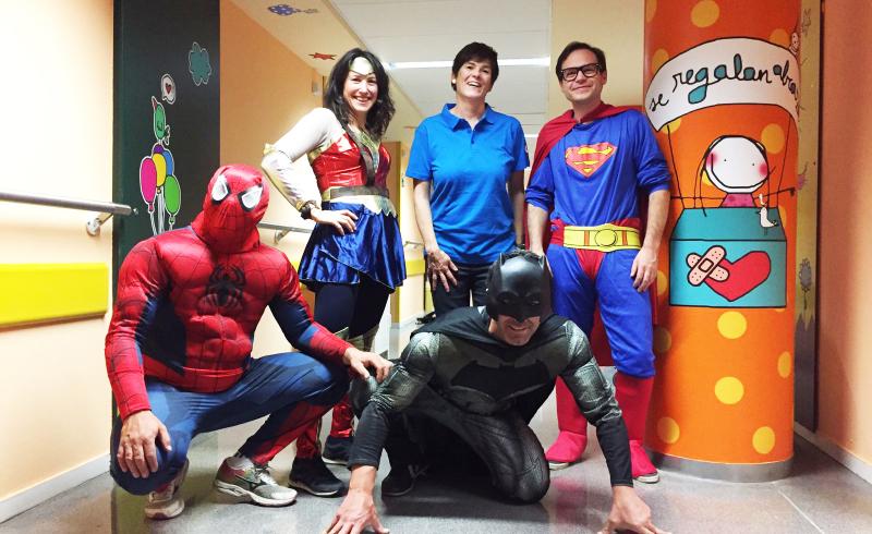 Visita de 'superhéroes' a la planta pediátrica del Hospital de León