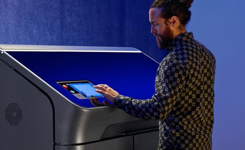 Una persona utiliza una impresora 3D de HP de la familia Jet Fusion 300/500
