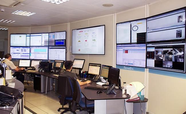 Imagen de una sala de control de redes. 