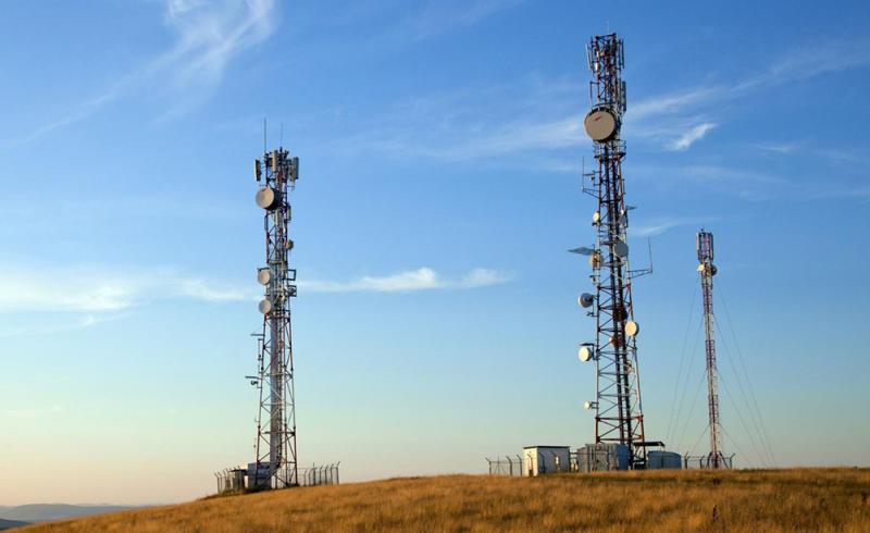 Fotografía de unas antenas de telefonía móvil en una zona rural en Latinoamérica