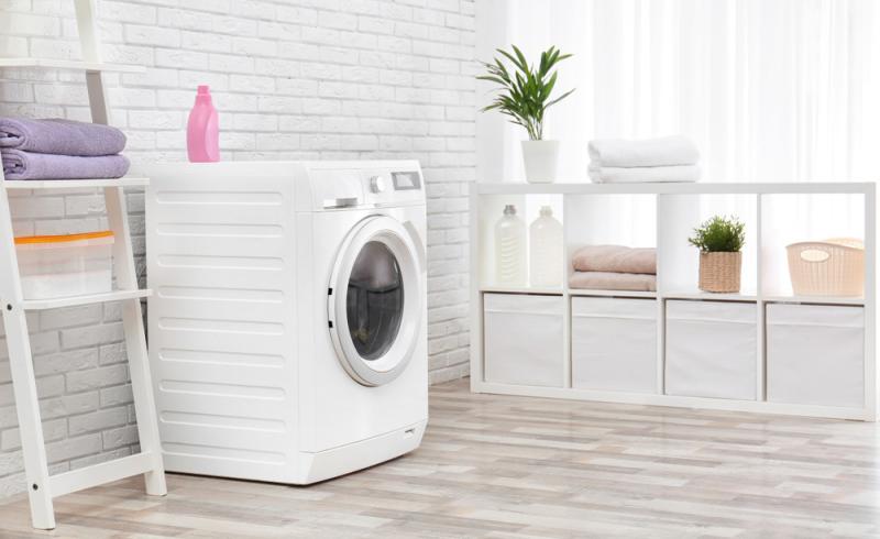 Fotografía de una lavadora dentro de un hogar