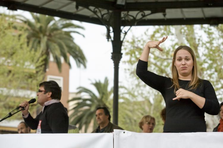 Una interprete de lengua de signos en un acto público