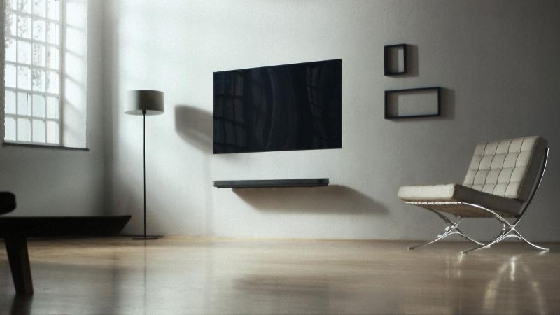 Fotografía de un salón con un televisor LG Signature W7