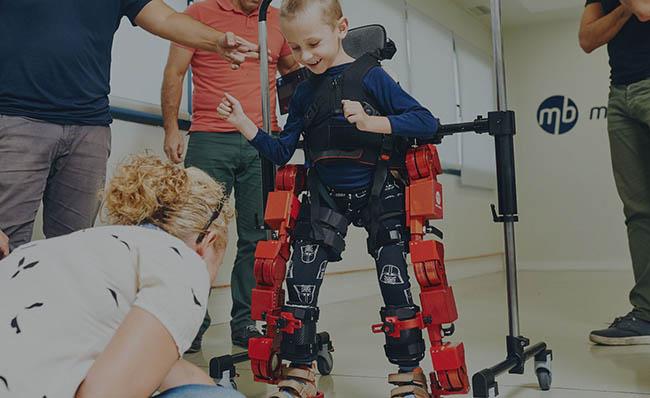 Fotografía de un niño utilizando un exoesqueleto desarrollado por Marsi-Bionics