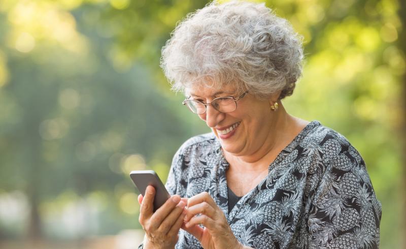 Una mujer mayor utiliza un smartphone