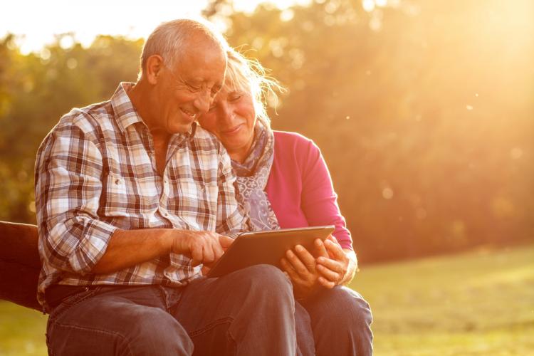 Una pareja de personas mayores utiliza una tableta