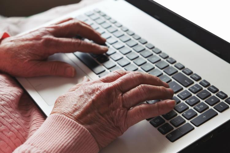 Una mujer mayor utilizando un ordenador portátil