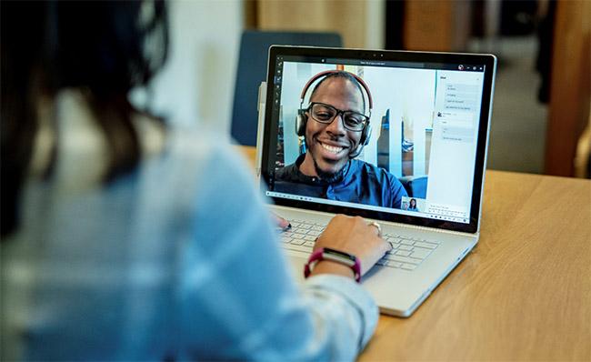 Dos personas se comunican mediante videoconferencia usando Microsoft Teams