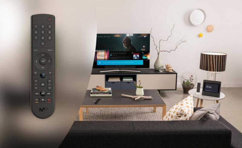 Imagen comercial del mando con control de voz de Movistar junto a la fotografía de un salón con un televisor