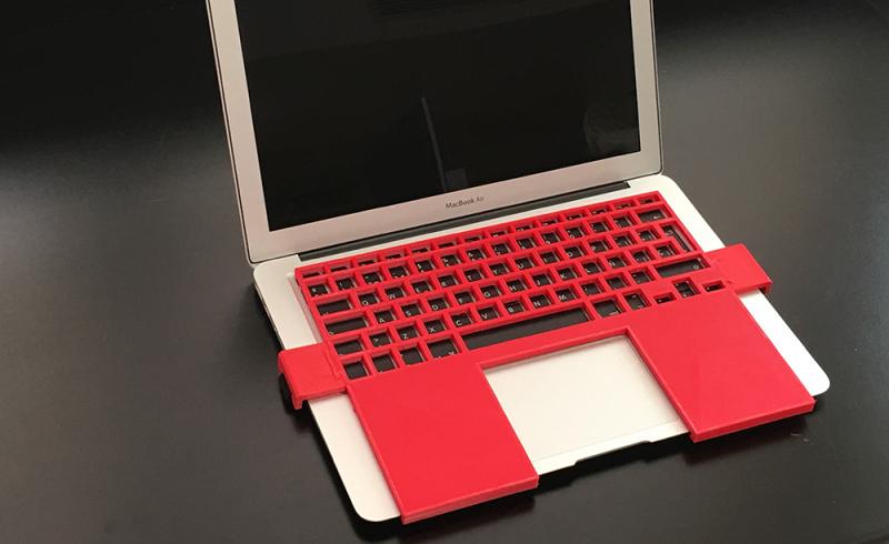 Carcasa para facilitar el uso del teclado de un ordenador portátil