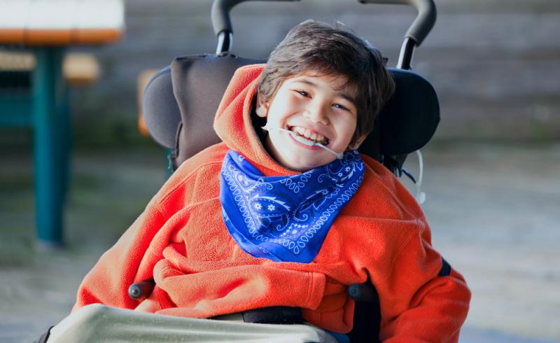 Fotografía de un joven sonriente con parálisis cerebral