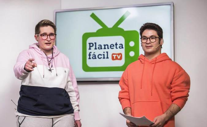 Fotografía de Eva y Simón, presentadores de Planeta Fácil TV