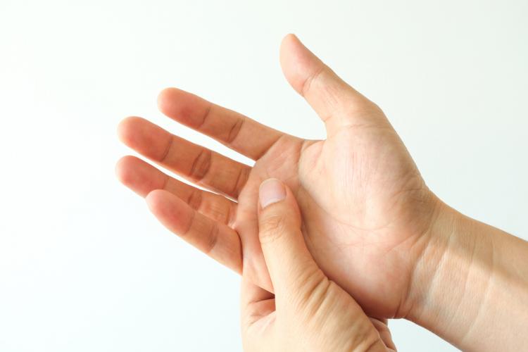 Una persona realiza ejercicios de rehabilitación en su mano