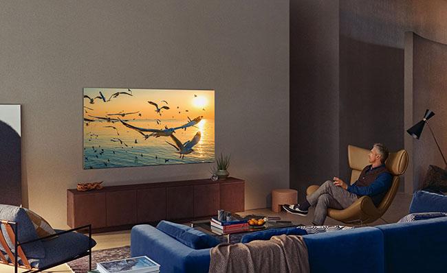 Imagen comercial de un televisor de la gama 2021 de Samsung en un salón moderno