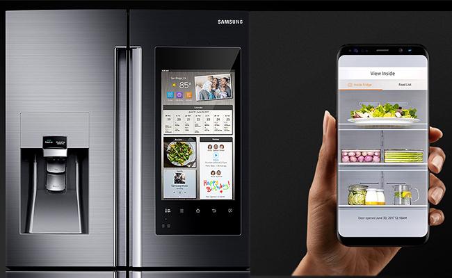 Imagen del frigorífico y del interior de la nevera en la pantalla de un smartphone