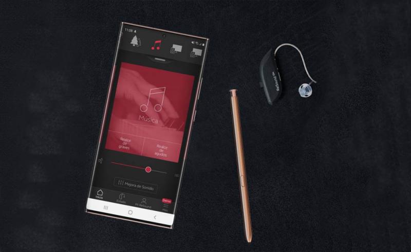 Imagen de un teléfono Samsung Galaxy Note 20 junto a un audífono de ReSound
