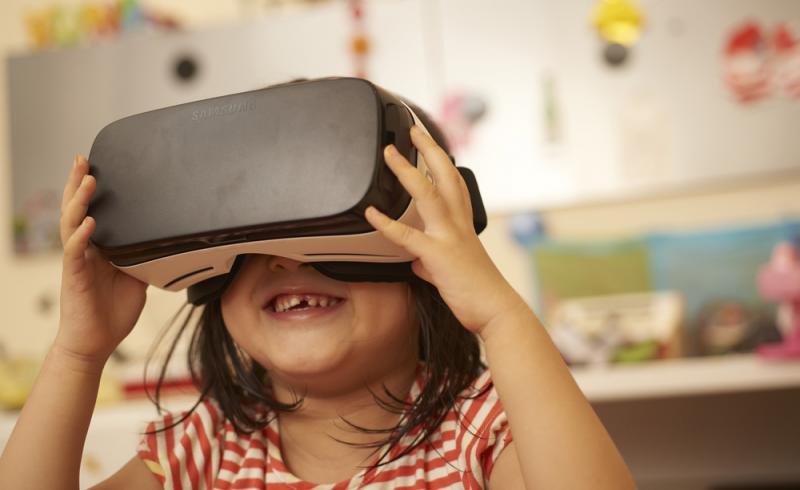 Una niña utiliza unas Samsung Gear VR en un colegio