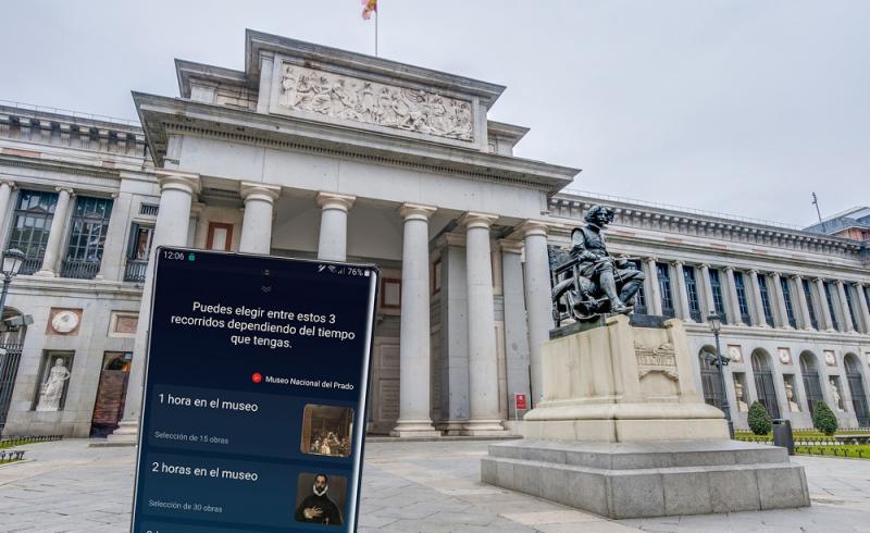 Entrada al Museo del Prado con un teléfono Samsung mostrando la información sobre el museo a través de Bixby