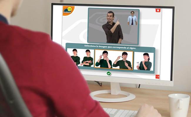 Una persona utiliza la plataforma 'Signocampus' para aprender lengua de signos