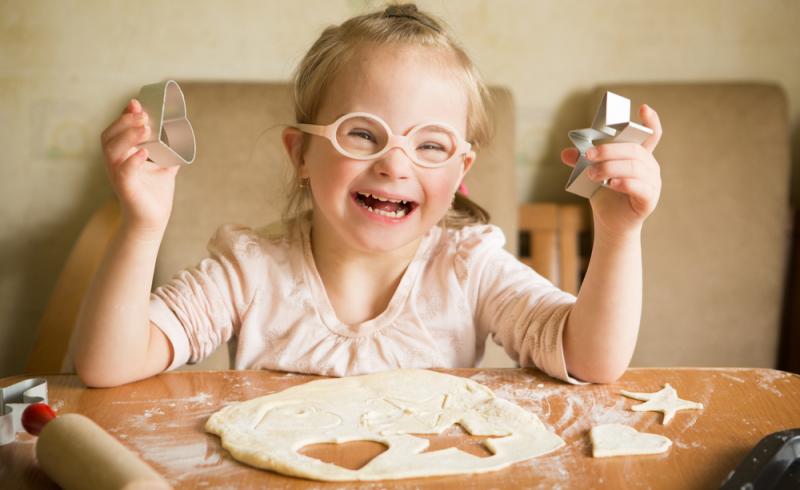 Una niña con síndrome de Down se divierte cocinando