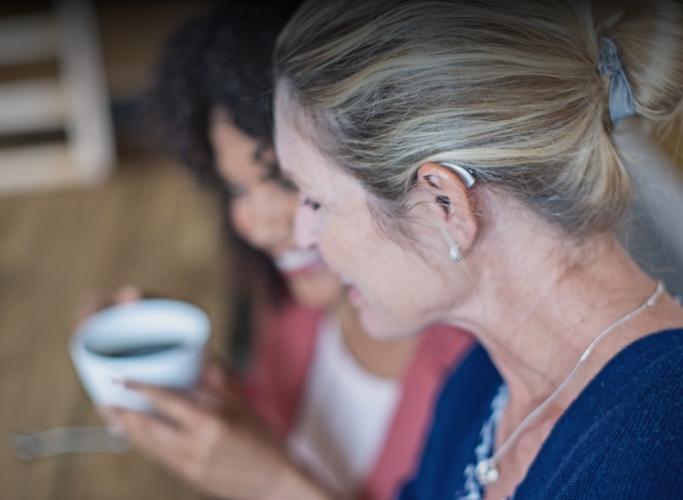 Una mujer utiliza los nuevos audífonos Starkey Livio AI