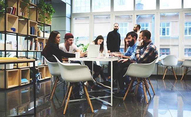 Fotografía de un equipo diverso de personas trabajando en una startup