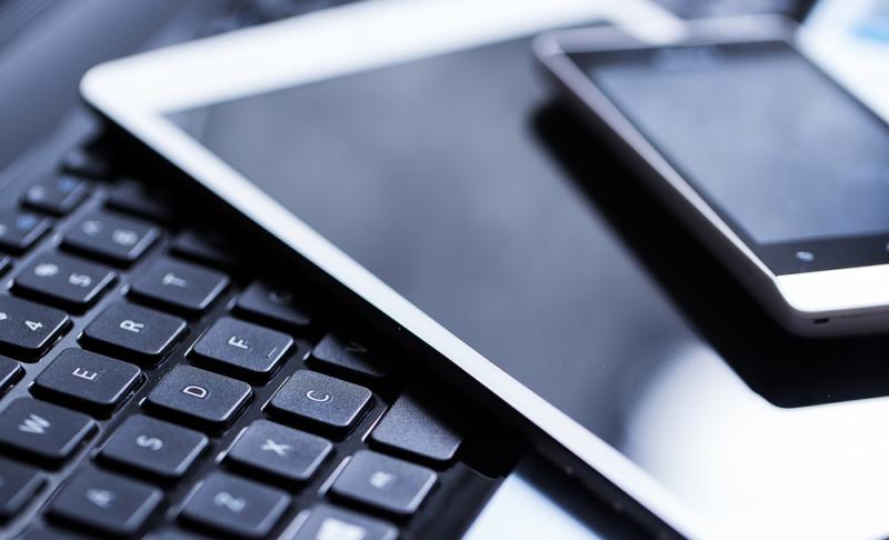 Fotografía de un teclado, una tableta y un móvil