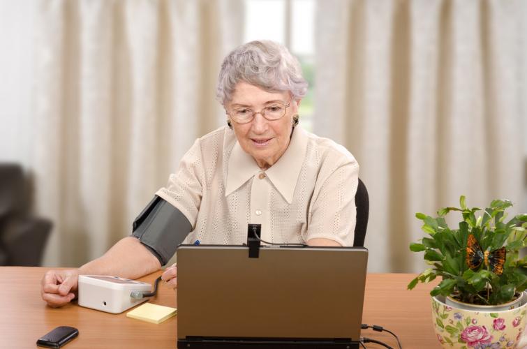 Una mujer mayor utiliza un servicio de telemedicina desde un ordenador