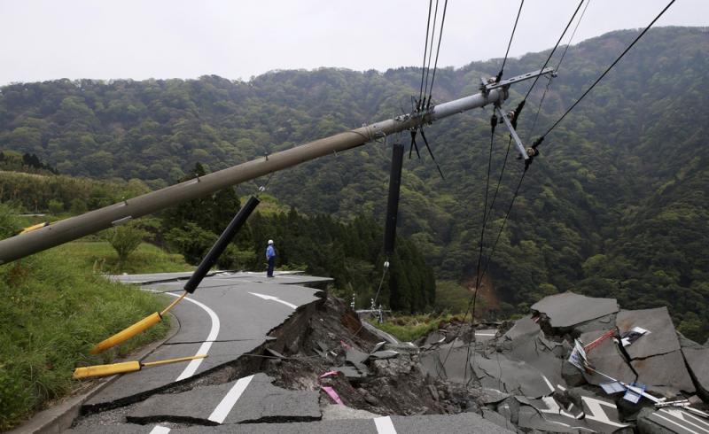 Imagen de una carretera y un poste eléctrico dañados por un terremoto