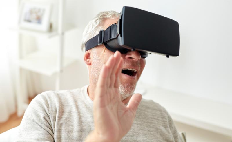 Un hombre mayor utiliza unas gafas de realidad virtual