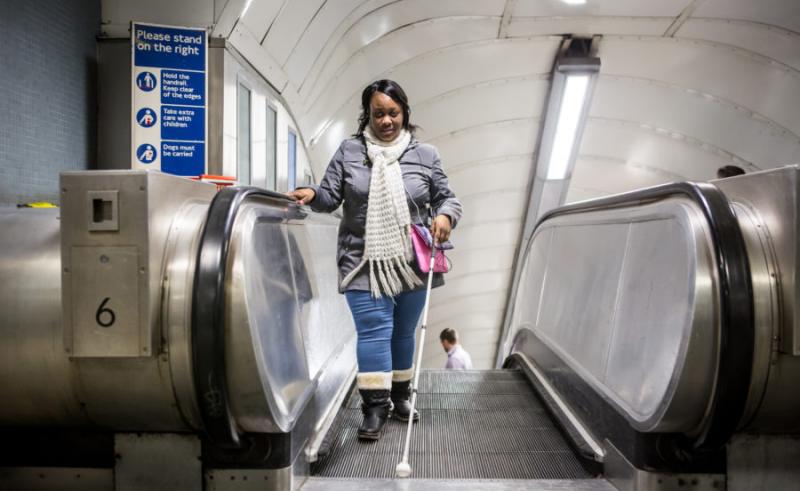Una joven ciega utiliza Wayfindr en el metro de Londres