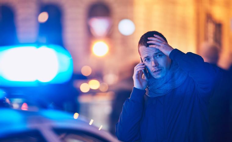 Un joven llama por tel&eacute;fono a emergencias en el lugar de un suceso