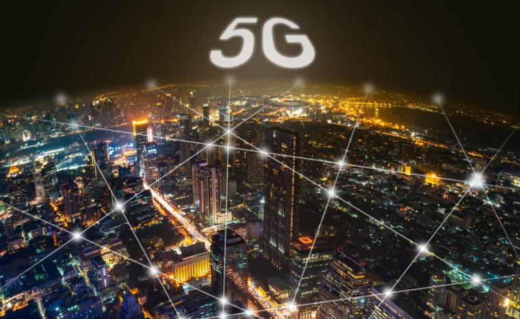 Fotomontaje mostrando conexiones 5G sobre una ciudad