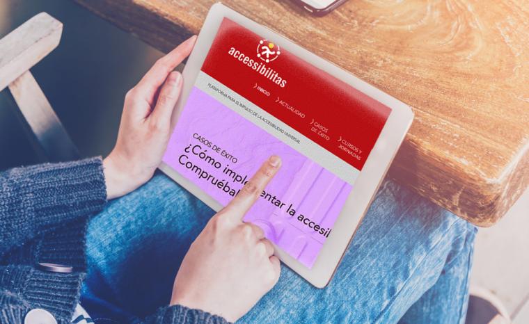 Una persona visita el portal Accesibilitas a trav&eacute;s de una tableta