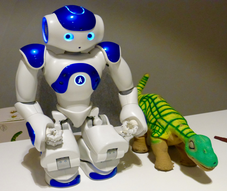 Fotograf&iacute;as de los robots NEO y Pleo