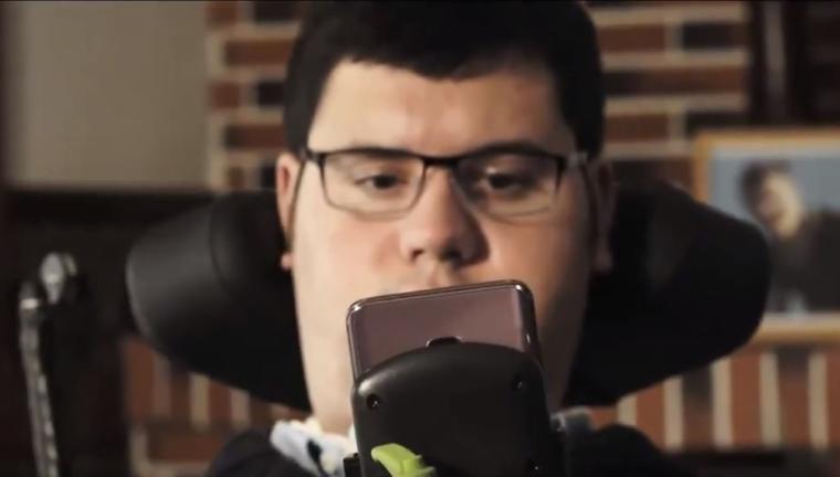 Fotograma del v&iacute;deo que muestra a Alberto tuiteando con los ojos
