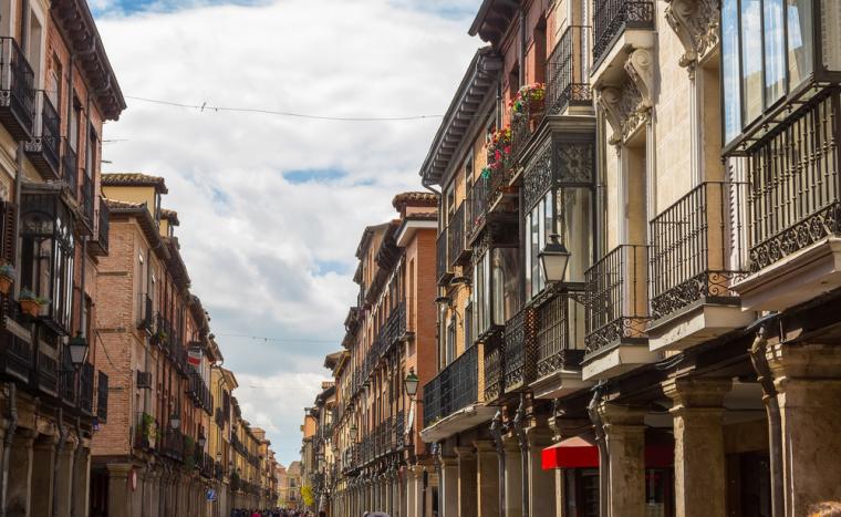 Imagen de una calle de Alcal&aacute; de Henares