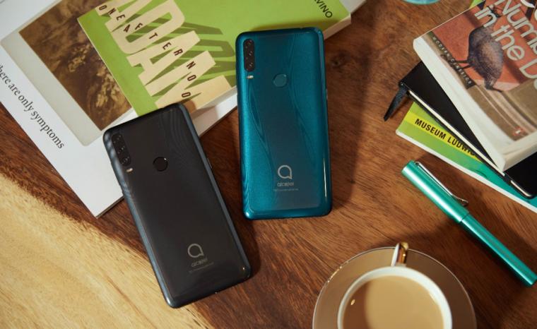 Imagen comercial del Alcatel 1S en la que se ve dos dispositivos encima de una mesa con distintos objetos alrededor