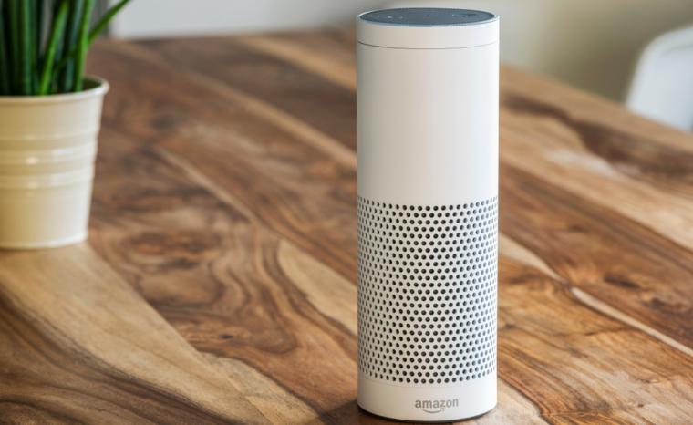 Imagen de un dispositivo Amazon Echo sobre una mesa de madera