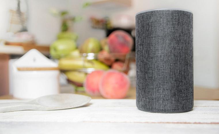 Imagen de un dispositivo Alexa en una cocina