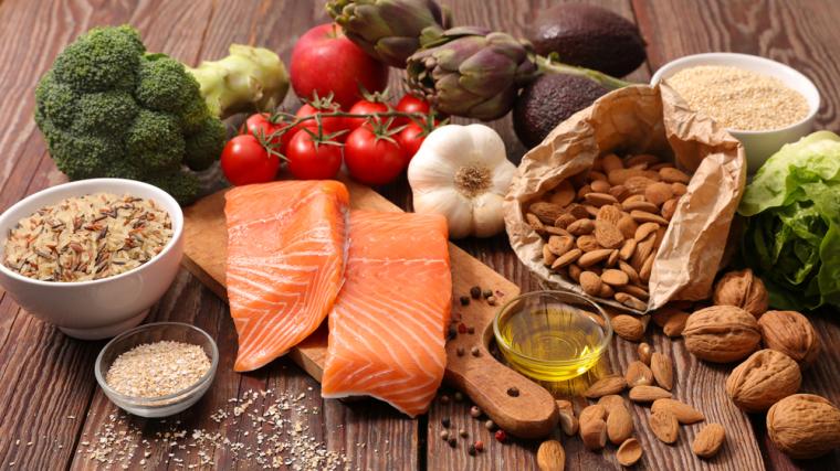 Distintos alimentos sobre una mesa de madera