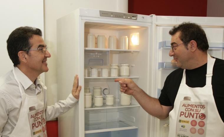 El chef Sergio Fern&aacute;ndez junto a Andr&eacute;s Ramos y la cocina con los envases pintados de blanco