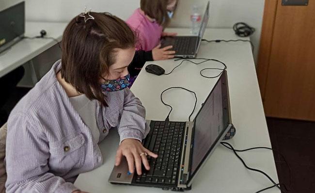 Una persona con discapacidad intelectual utiliza un ordenador